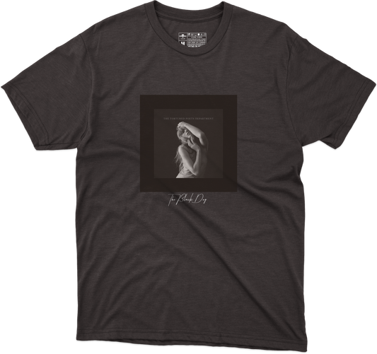 The Black Dog Playera (Corte Regular)